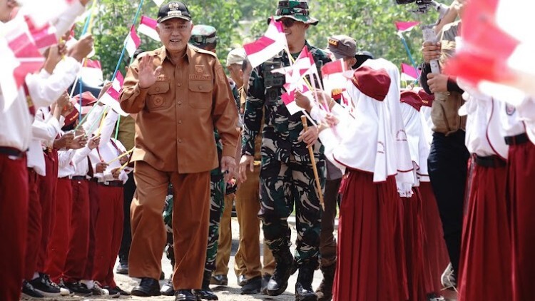 Pembangunan jalan dan renovasi rumah pada TMMD ke-130 di Desa Jabung, Kabupaten Malang