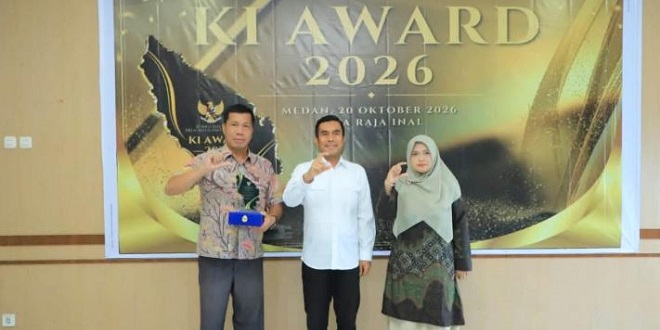 Penyerahan penghargaan Komisi Informasi Sumut kepada Wakil Bupati Labura di Medan