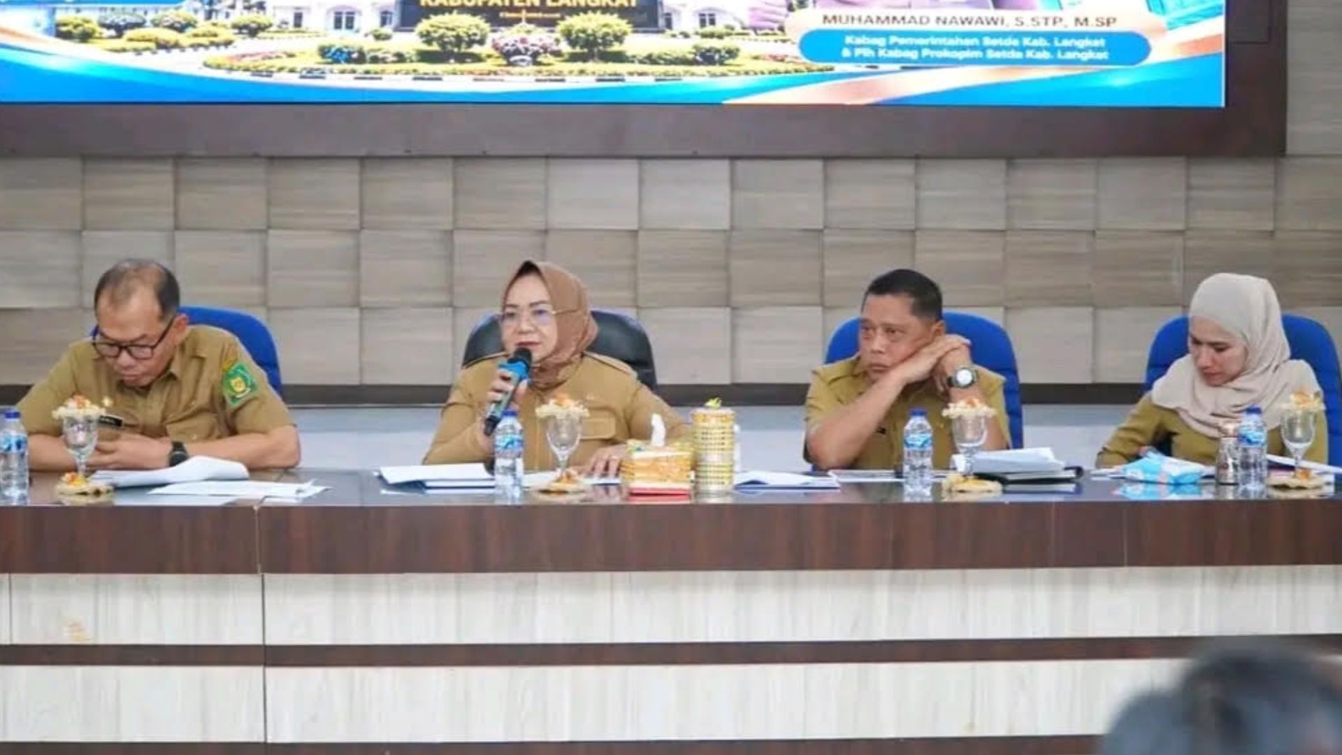 Plt. Bupati Tiorita Surbakti memimpin rapat Camat di Ruang Pola Kantor Bupati Langkat
