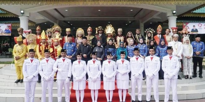 Plt Bupati Langkat membacakan amanat saat peringatan Sumpah Pemuda ke-98 di Alun-Alun Stabat