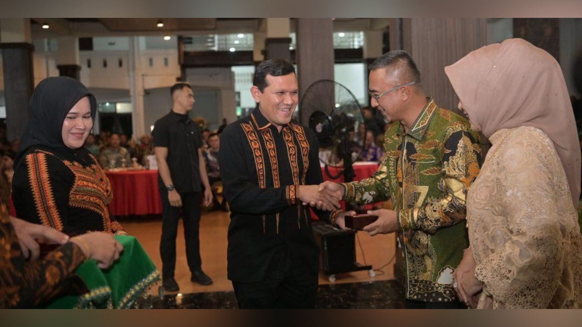 Wakil Gubernur Aceh menyerahkan cinderamata kepada Mayjen TNI Joko Hadi Susilo di Markas Kodam Iskandar Muda