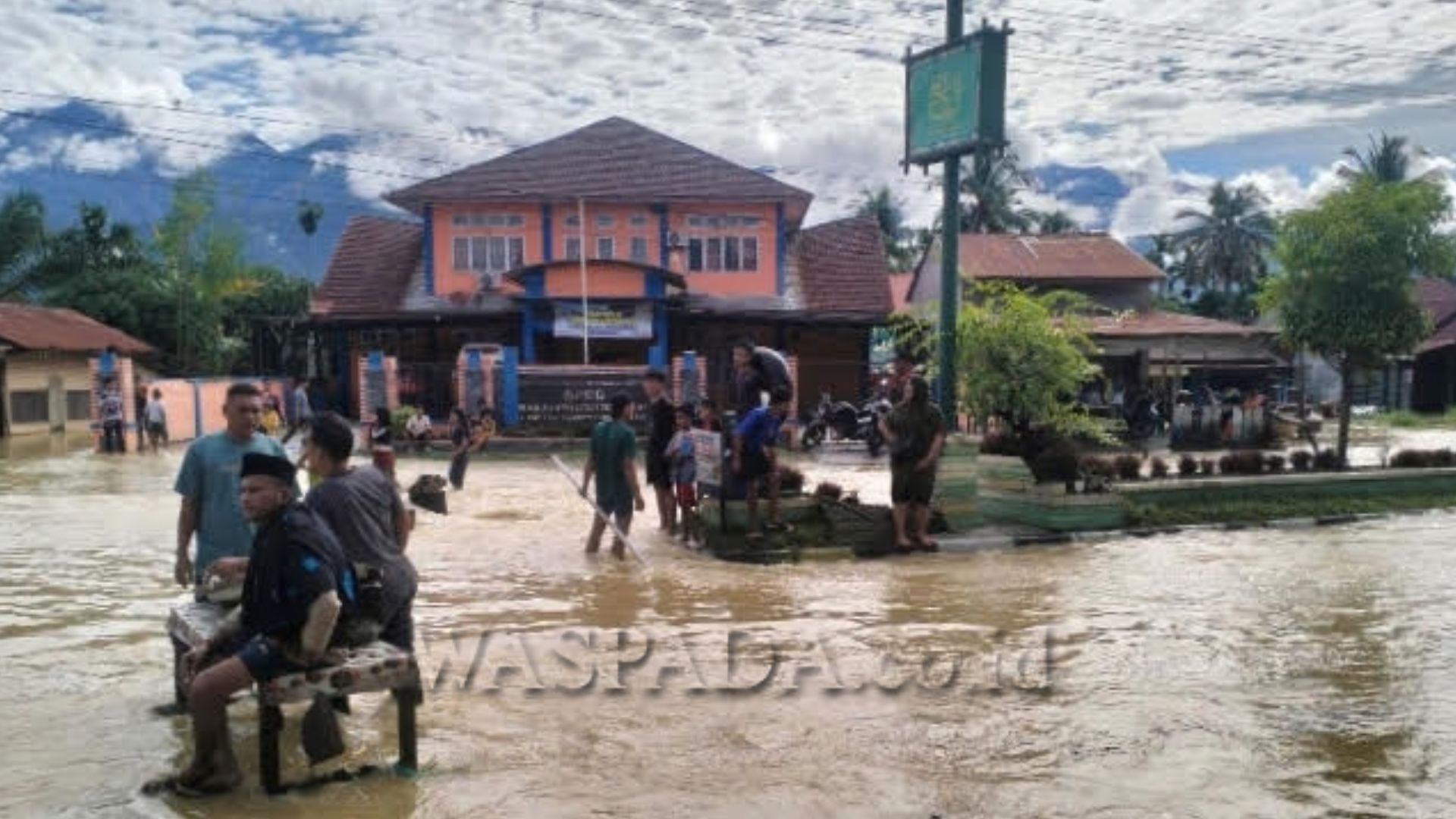 Jalan nasional terendam banjir luapan Sungai Lawe Bulan di Aceh Tenggara