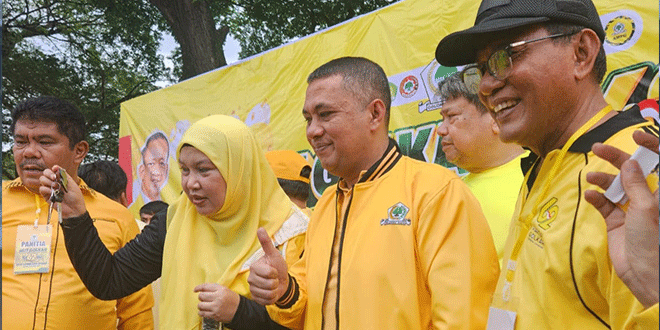 Peserta gerak jalan dan senam HUT ke-62 Golkar Sumut di Lapangan Merdeka Medan