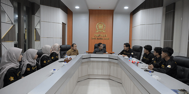 Ketua DPRK Banda Aceh Irwansyah menerima audiensi BEM FEB USK di ruang kerja DPRK