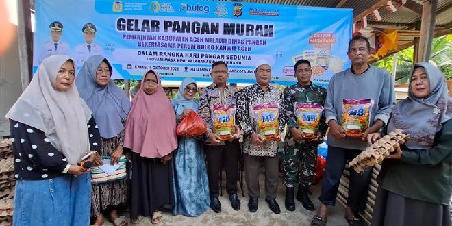 Warga antre membeli sembako di Gelar Pangan Murah Kota Jantho