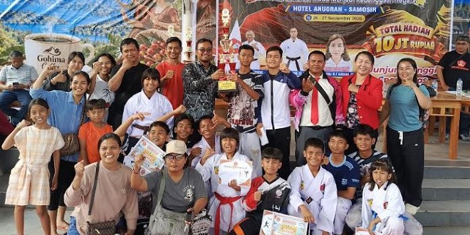 Peserta dan piala Kejuaraan Gojuryu Karatedo di Samosir