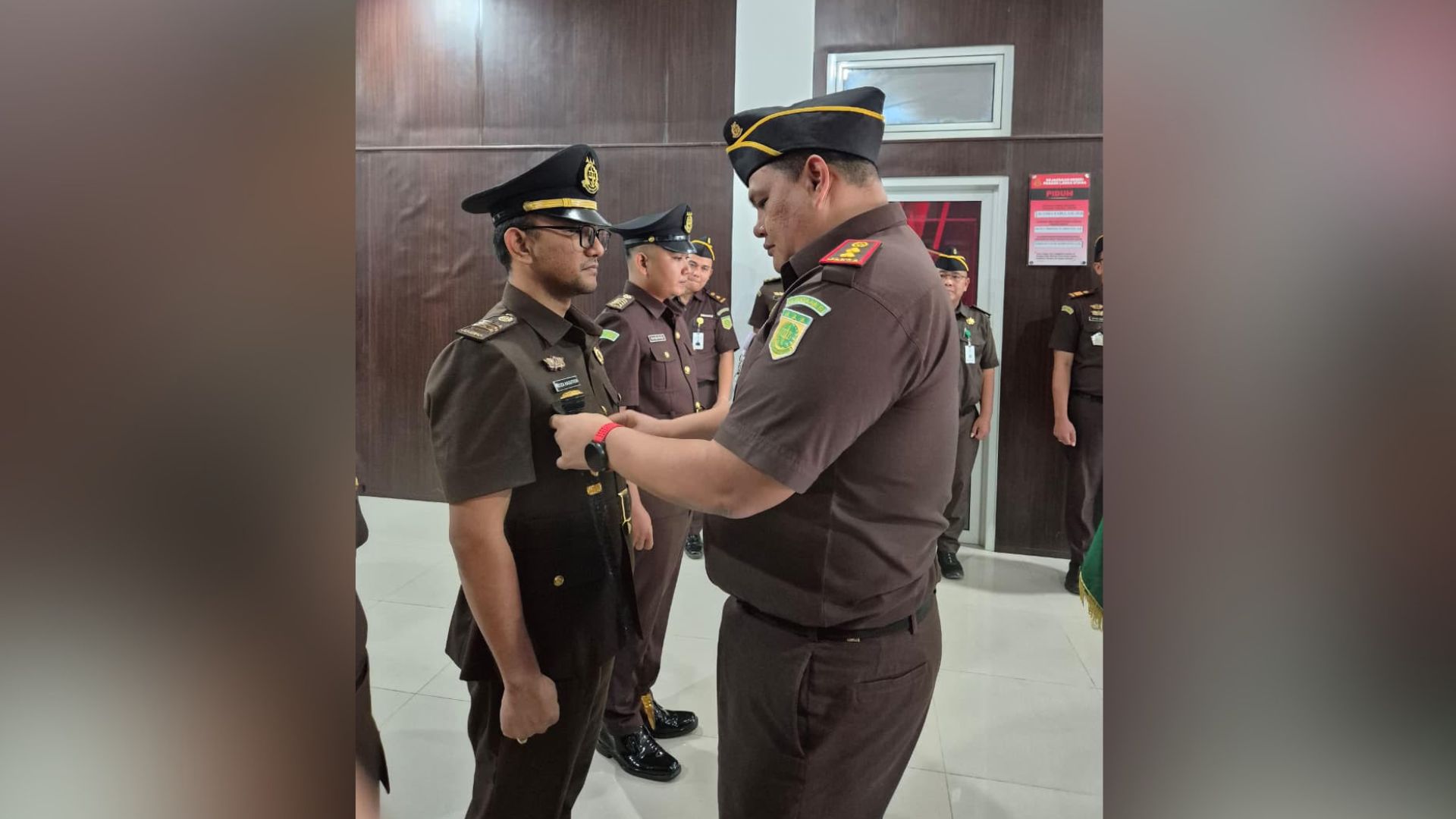 Reza Surya Mardhika saat dilantik sebagai Kasi Pemulihan Aset di aula Kejari Paluta