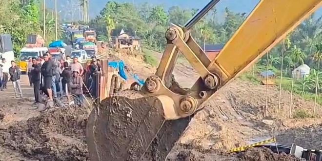 Jalan nasional amblas di Sipirok Tapanuli Selatan, truk terperosok dan pengalihan lalu lintas