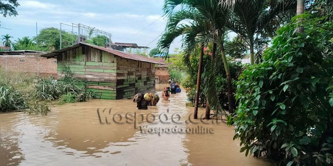 Warga Medan Maimun meminta bantuan di tengah banjir