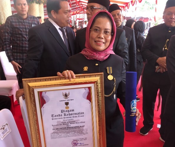 Sri Untari menerima Lencana Emas Jer Basuki Mawa Beya atas penguatan koperasi wanita di Jawa Timur