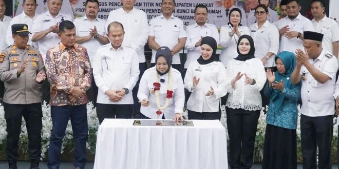 Plt Bupati Tiorita saat pencanangan titik nol di Desa Salahaji Pematang Jaya, Langkat