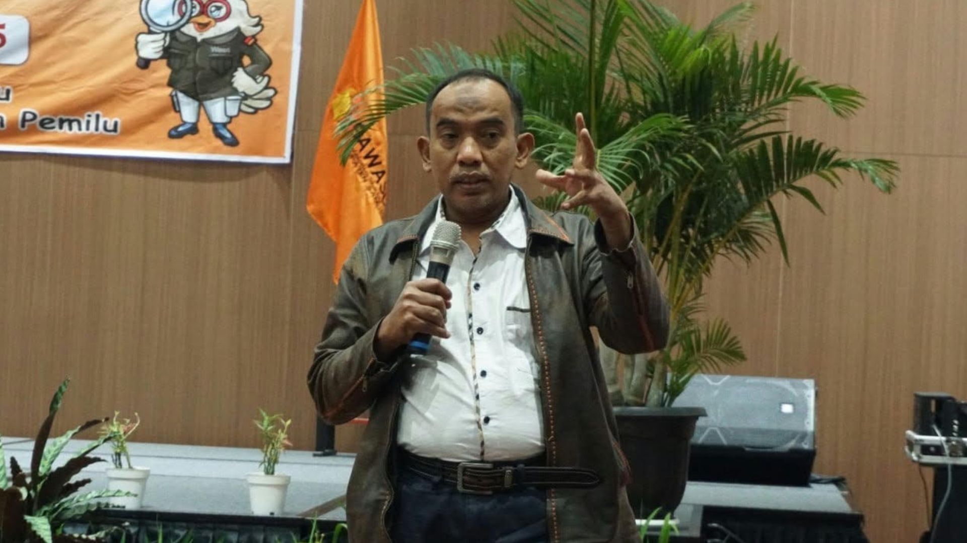 Ilustrasi layanan perlindungan sosial digital dan verifikasi data di lapangan