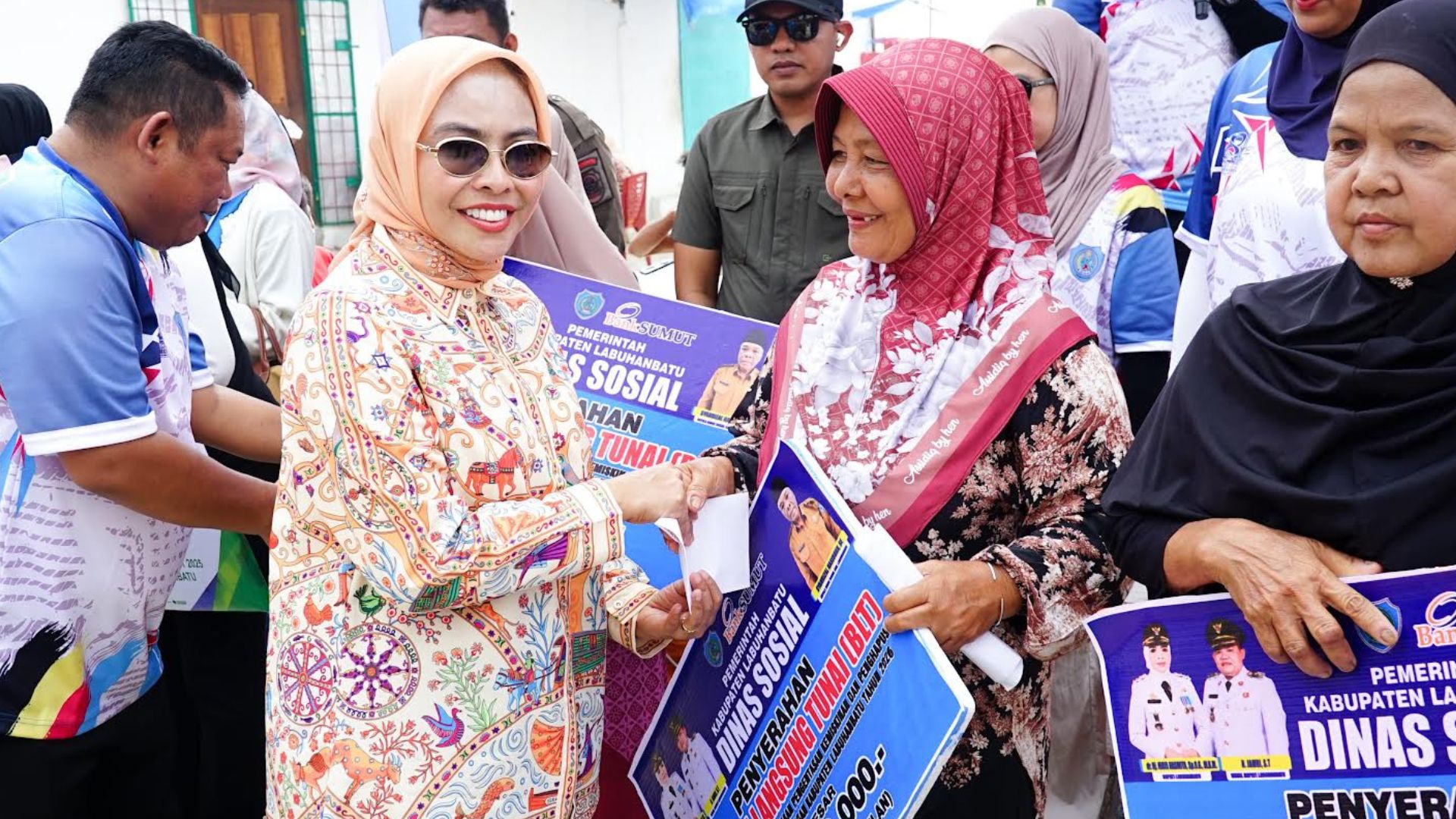 Bupati Labuhanbatu menyerahkan bantuan sosial di Kecamatan Panai Hilir