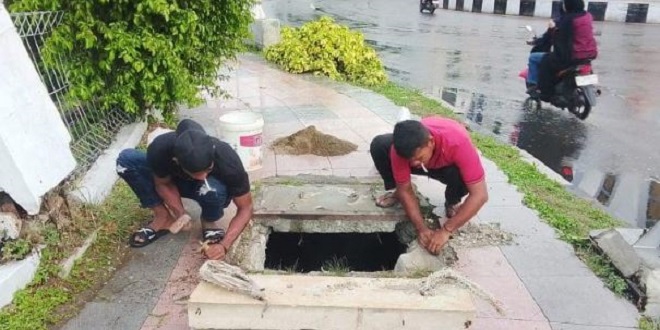 Petugas PUPR memeriksa manhole terbuka di trotoar Jalan Tgk. Daud Beureueh