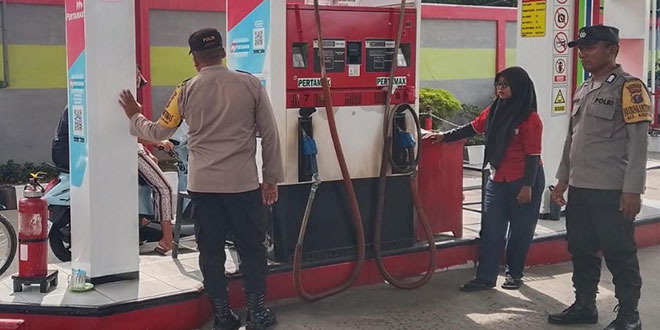 Petugas Polsek Siantar Selatan memonitor pengisian BBM di SPBU Jl. Melanthon Siregar