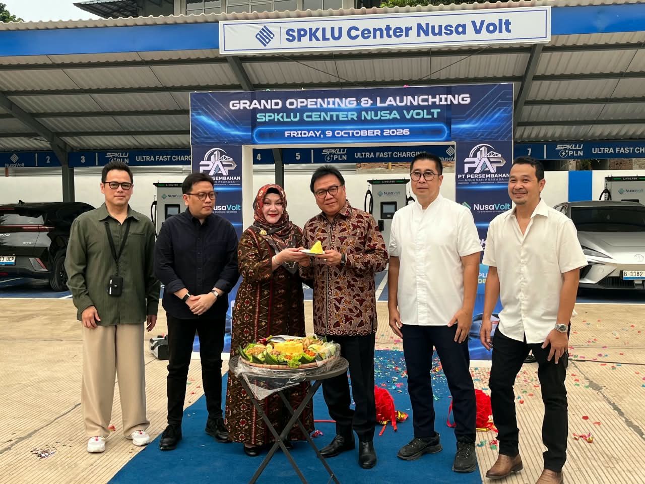 Warga Cibubur menggunakan mobil listrik dan mengisi daya sebagai ilustrasi penghematan biaya