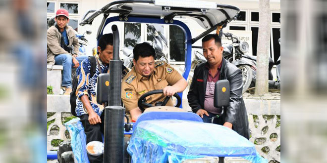 Penyerahan Alsintan di Kantor Dinas Ketahanan Pangan Samosir