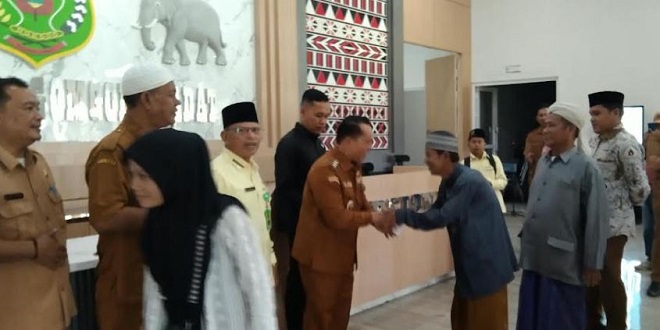 Penyerahan bantuan zakat Baznas kepada guru MDTA dan TPQ di Padanglawas