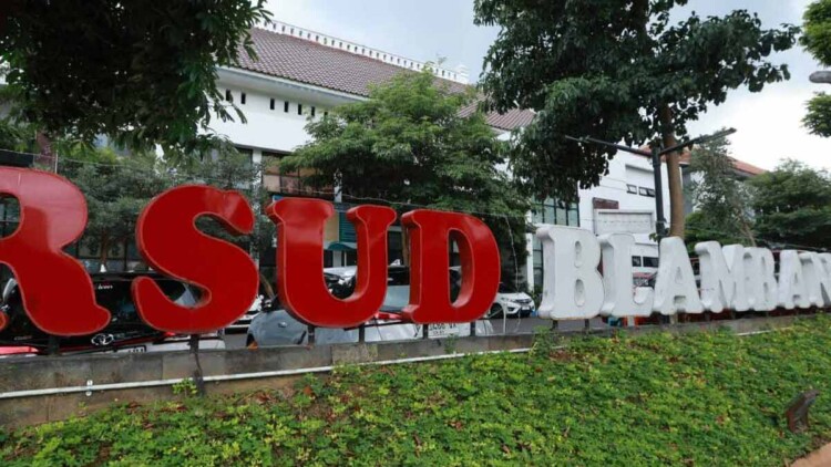 Gedung RSUD Blambangan dan tim medis menerima penghargaan National Hospital Ranking