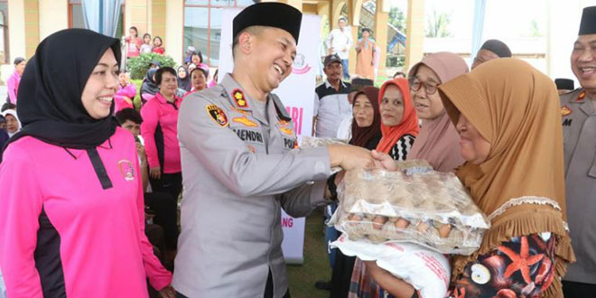 Kapolres Simalungun memimpin Jumat Curhat dan menyerahkan bantuan di Masjid Nurul Hikmah Nagori Mariah Jambi