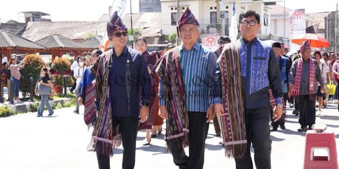 Parade Ulos di Tarutung saat Perayaan Hari Ulos 2026
