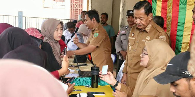 Wakil Wali Kota Sabang memantau aktivasi IKD di Kantor Keuchik Paya Seunara