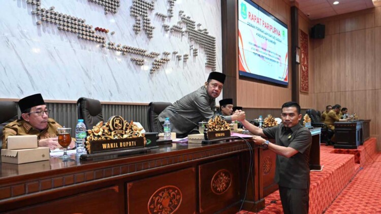 Wahyudi membacakan pandangan umum Fraksi PDI Perjuangan di DPRD Sumenep