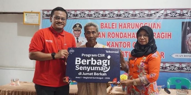 Penyerahan paket sembako Telkomsel kepada warga petani di Dolok Batu Nanggar