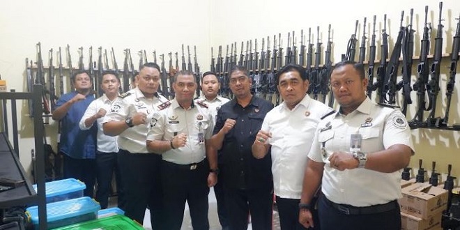 Kalapas Lhoksukon dan Kapolres Aceh Utara saat pengecekan senjata api di Mapolres