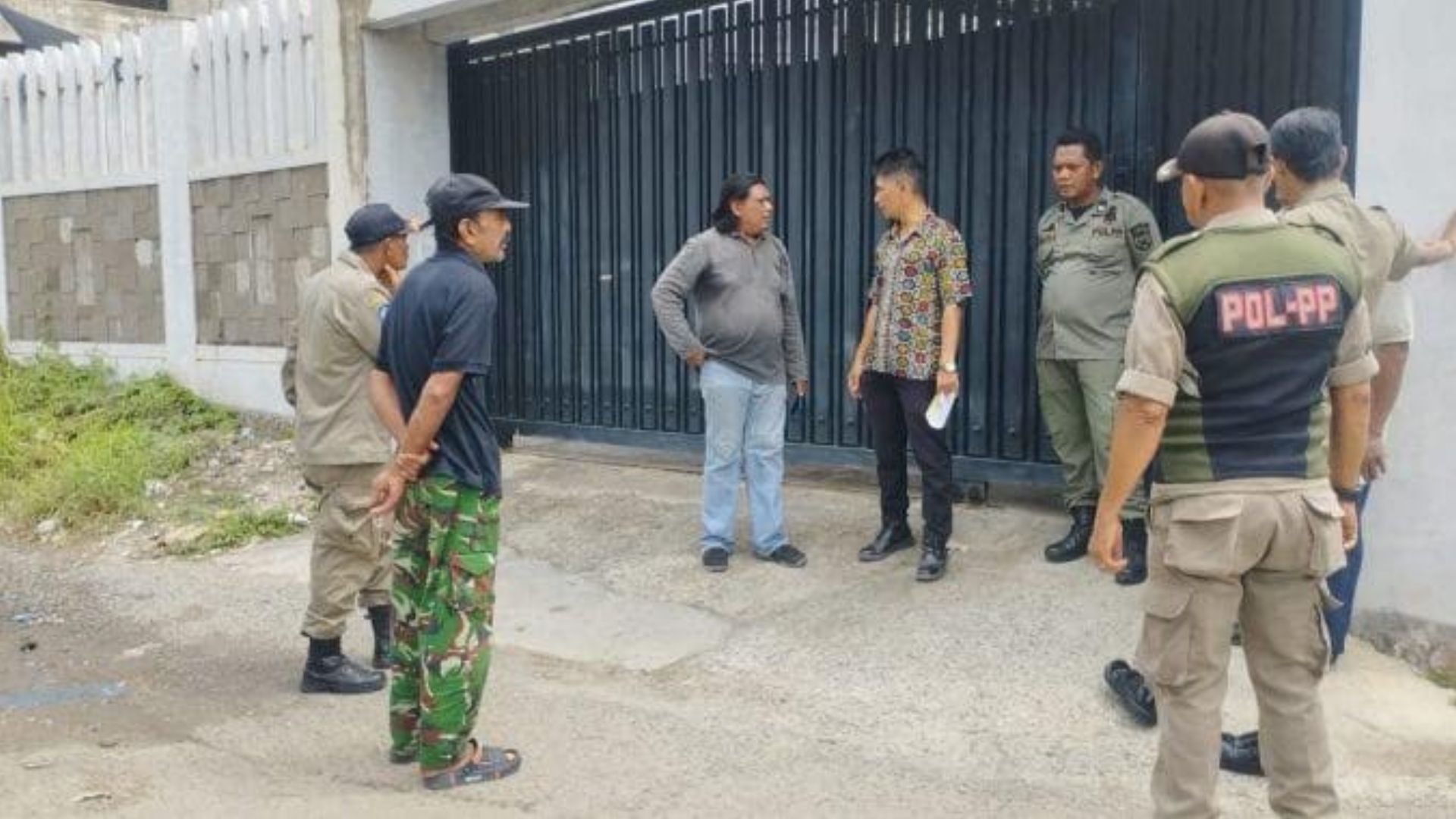 Tim Kecamatan Kuta Raja dan Satpol PP memantau pembangunan di Gampong Keudah