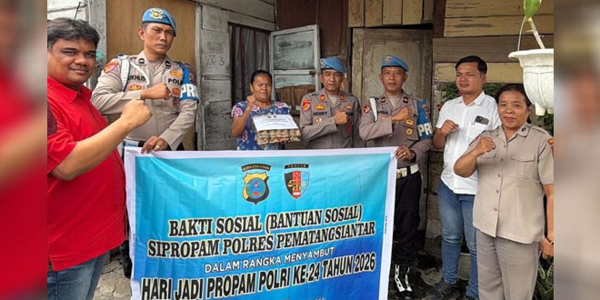 Anggota Propam Polres Pematangsiantar menyerahkan sembako kepada warga di Siantar Selatan