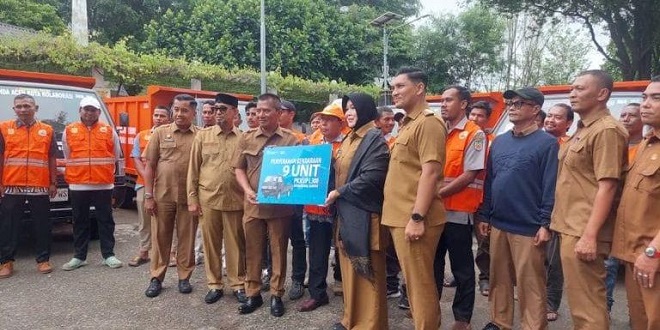 Wali Kota Banda Aceh menyerahkan armada sampah di Taman Putroe Phang