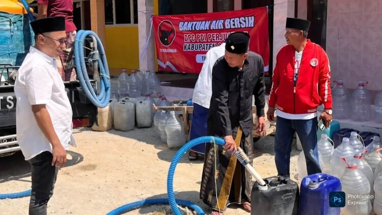 Pengurus PDI Perjuangan salurkan air bersih dan gelar salat Istisqa di Desa Labuhan, Sreseh, Sampang