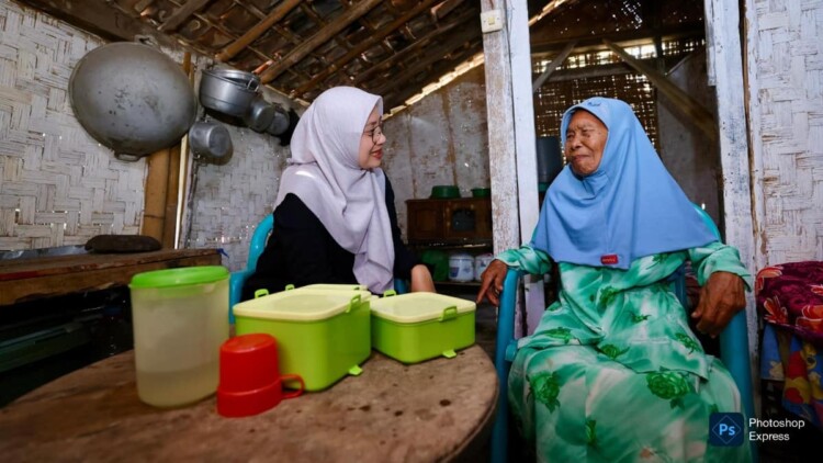 Relawan mengantar makanan Rantang Kasih kepada lansia di Banyuwangi