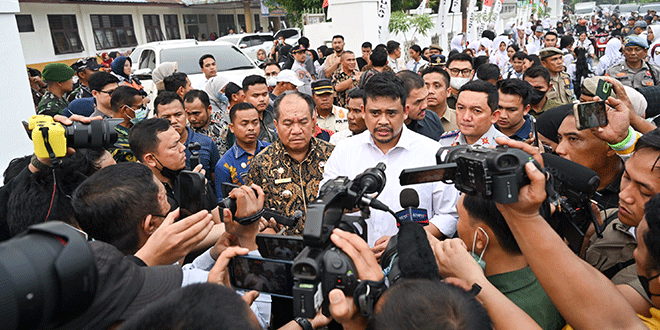Gubernur Bobby Nasution saat peluncuran bus perintis di SMA Negeri 1 Pulau Rakyat, Asahan