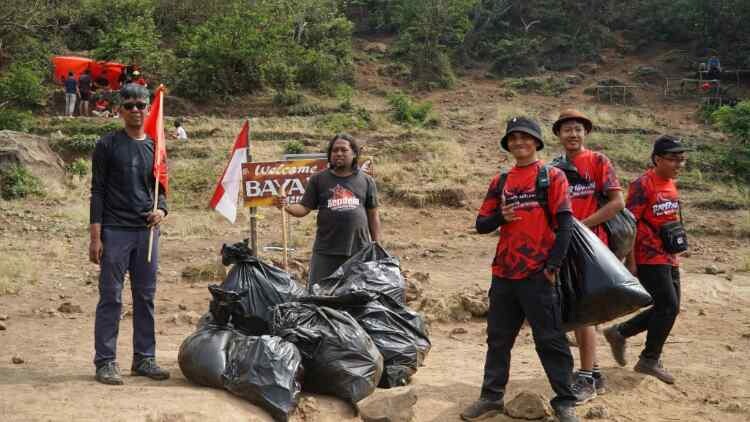 Aktivis Repdem membersihkan sampah di Puncak Bayangan Gunung Penanggungan