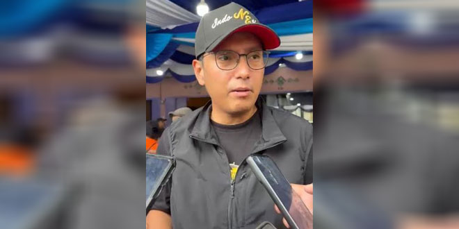 Wali Kota Medan Rico Waas berbicara dengan warga tentang layanan administrasi dan pungli
