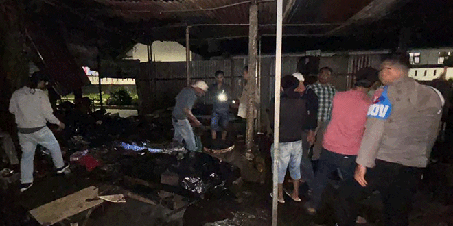 Bengkel mobil terbakar di Pematangsiantar dengan petugas pemadam yang menyiram api
