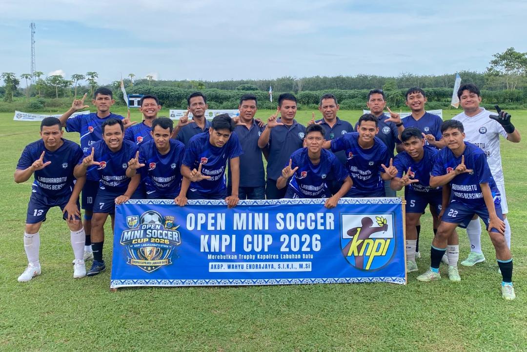 Selebrasi pemain Newsroom FC setelah mencetak gol dalam laga pembuka Grup D Piala Kapolres
