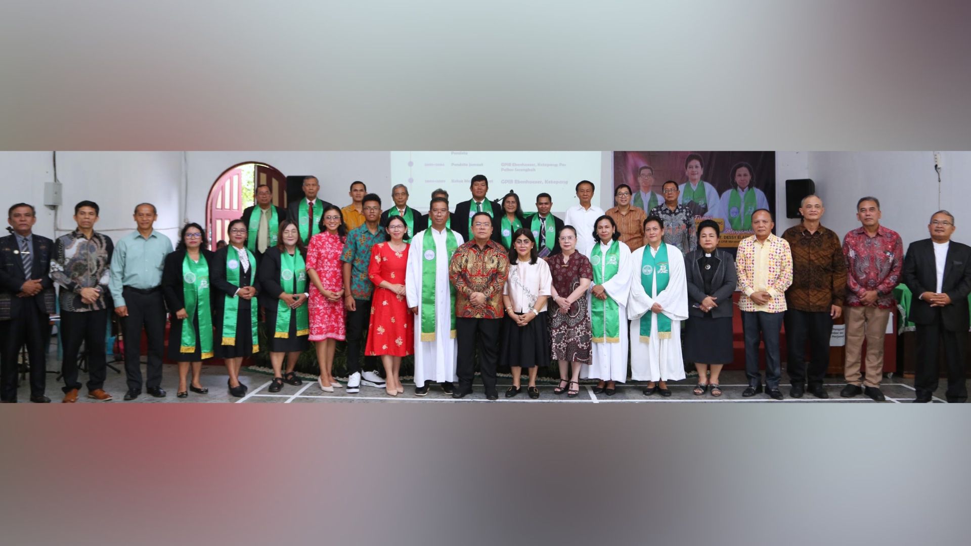 Wali Kota Wesly Silalahi bersama jemaat GPIB Maranatha saat ibadah utus-sambut