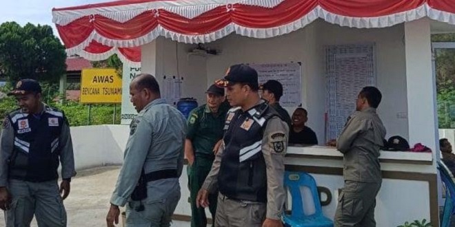 Petugas Satpol PP WH melakukan patroli di kawasan Wisata Kuliner Ulee Lheue Banda Aceh