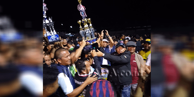 Suasana final Bupati Cup 2026 di Stadion Mini Serbaguna Tarutung saat Sipahutar juara