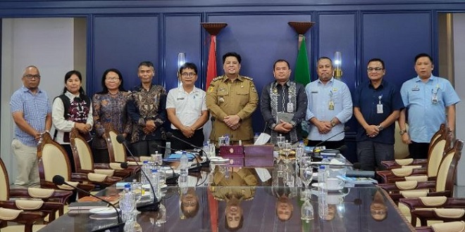 Bupati Vandiko memaparkan potensi Desa Sabulan kepada tim penilai di Kantor Gubernur Sumut
