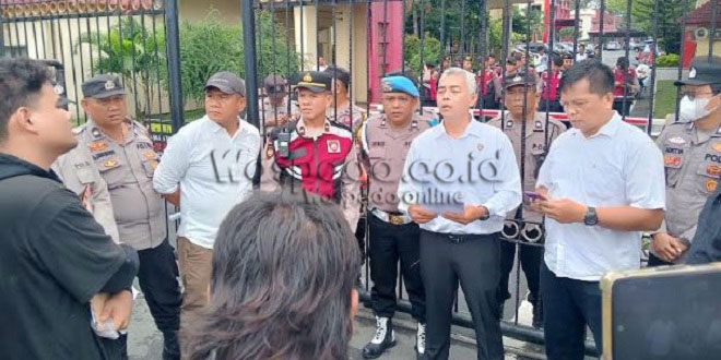 Aksi demo sopir angkot anggota Forum Anggota Koperasi Peduli Transparansi di depan Mapolda Sumut
