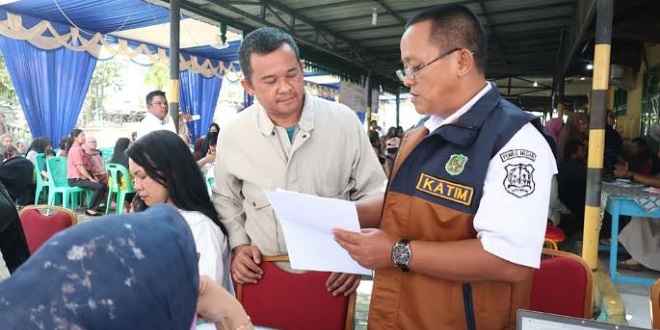 Petugas Bapenda melayani pembayaran PBB di kantor kecamatan Medan