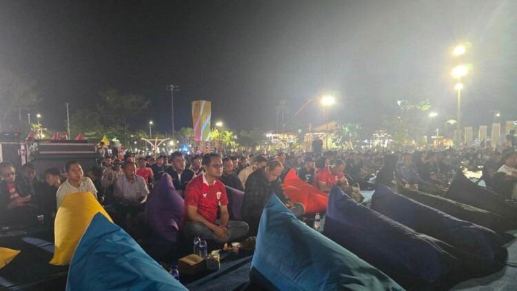 Kerumunan penonton mengenakan merah menonton videotron di Alun-alun Jember malam pertandingan