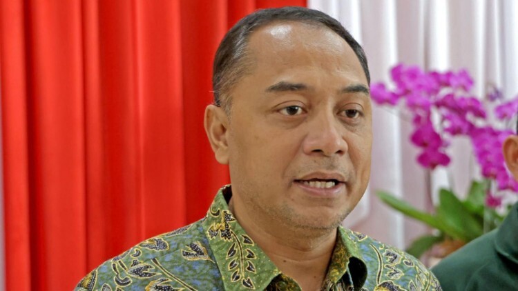 Wali Kota Surabaya Eri Cahyadi mengumumkan larangan pungutan di sekolah negeri