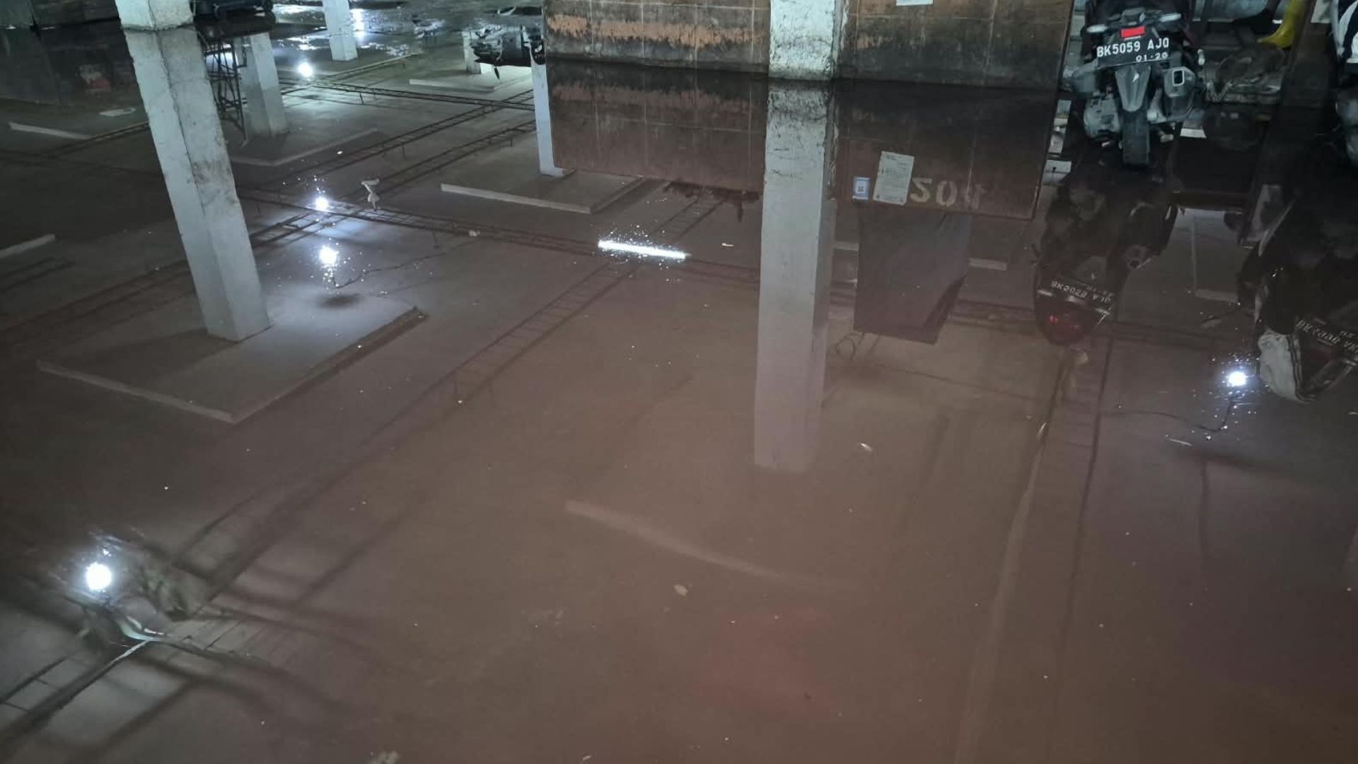 Basemen Pasar Petisah Medan terendam banjir setinggi mata kaki