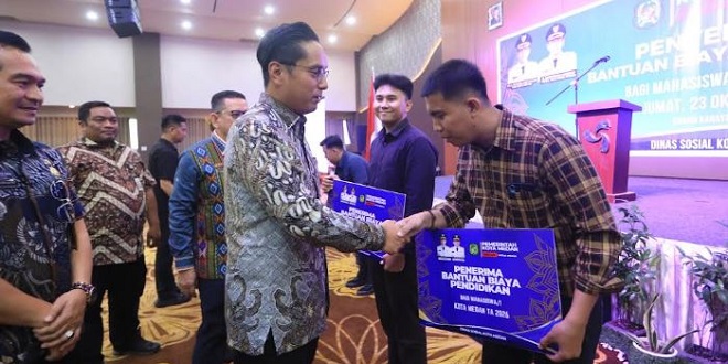 Wali Kota Medan menyerahkan bantuan pendidikan kepada mahasiswa di Hotel Grand Kanaya