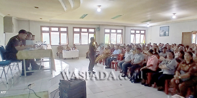 Sesi penerangan hukum Seksi Intelijen Kejari Nias Selatan di Aula Cabang Dinas Pendidikan